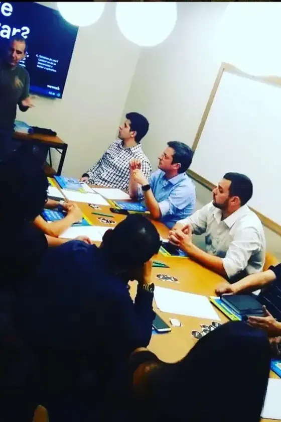 Roberto Calderon dando aula para uma turma de donos de empresa